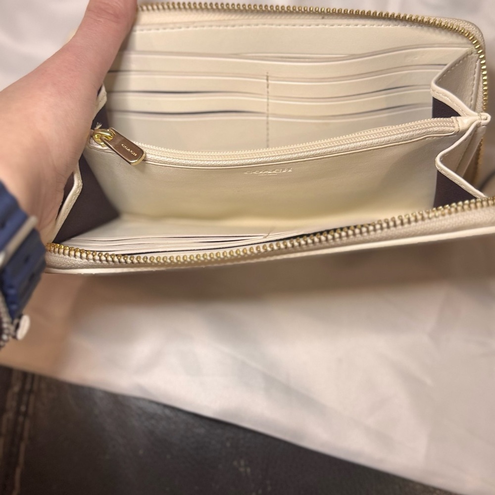 Coach Beige Signature Zip Wallet with Cream Trim - Picture 5 of 6